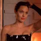 GIF: Angelina Jolie com tomara que caia de couro preto, soltando os cabelos que estavam presos