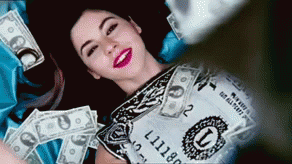 Mulher deitada na cama enquanto chove dinheiro em cima dela, fazendo referência as Vantagens de revender SexShop