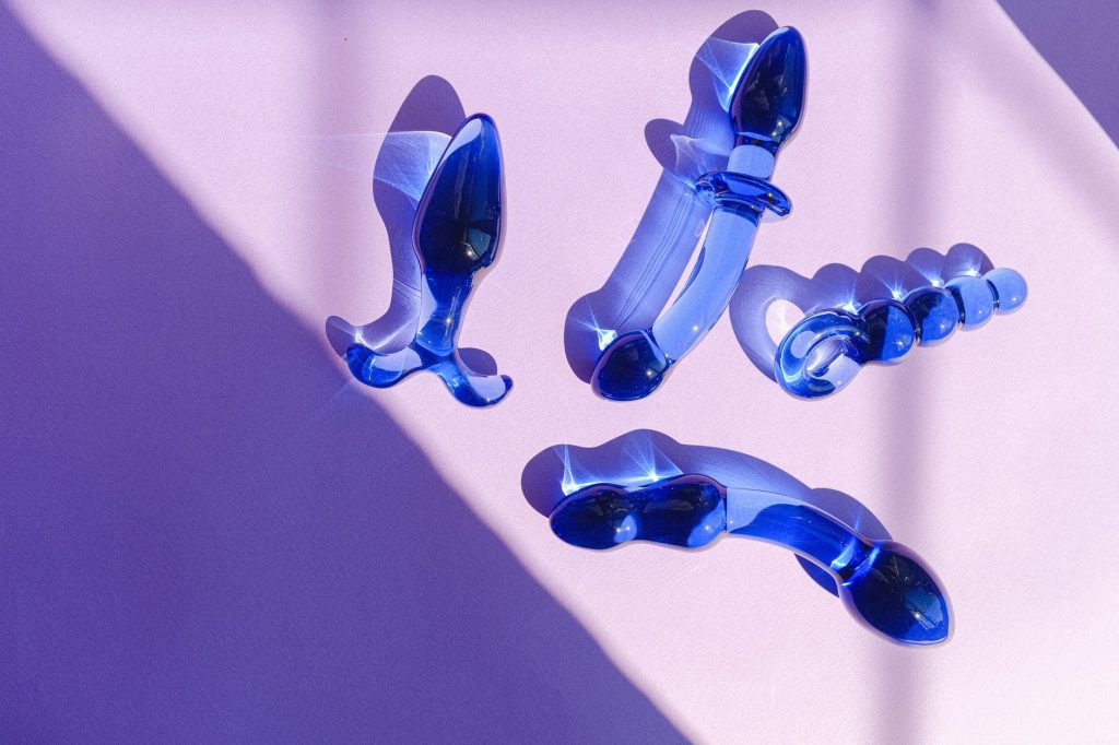 Modelos diferentes de plugs anais azuis de vidro