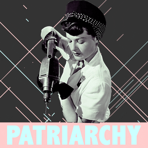 Gif em preto e branco de mulher dos anos 70 segurando uma furadeira na mão, quebrando uma plaquinha escrito "patriarcado"