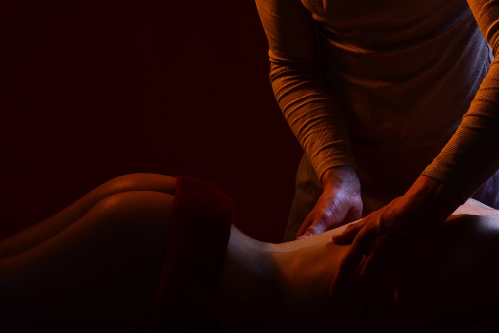 imagem de homem fazendo massagem em mulher