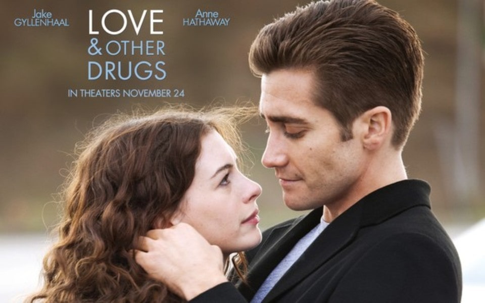 Os atores Jake Gyllenhaal e Anne Hathway do filme "Amor e outras drogas" representando uma amizade colorida