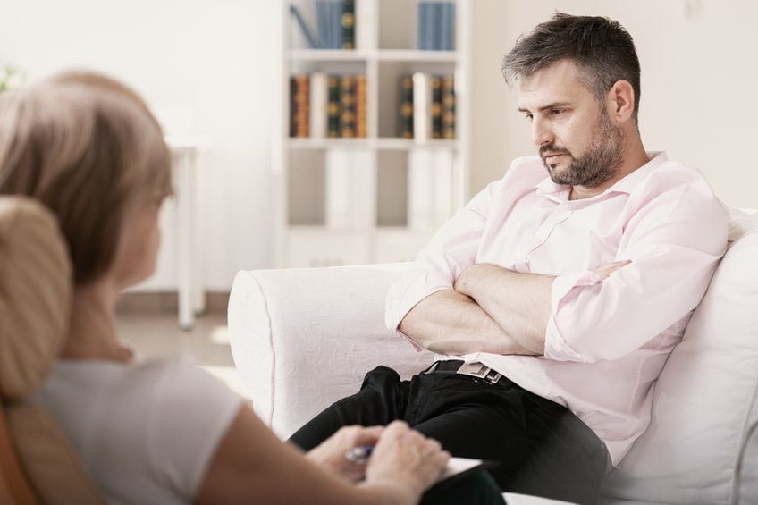 Homem se consultando em uma psicóloga representando o possível vício na masturbação