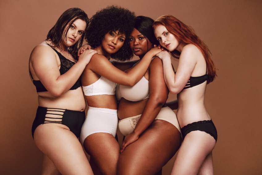 4 mulheres com lingeries diferentes e corpos diferentes. revender lingerie